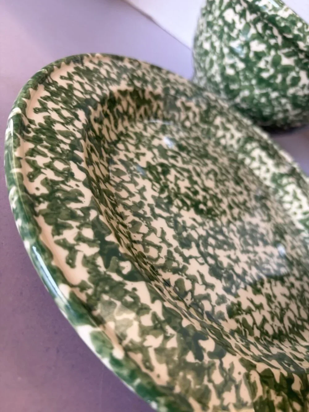 Set Of 4 Green & Cream Splatter Enamelware Plates & Bowls By The Workshops Of Ge